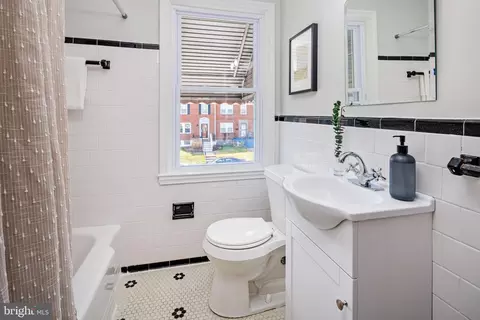 Bath - 3538 Elmora Ave, Baltimore, MD 21213 photo 2 of 5