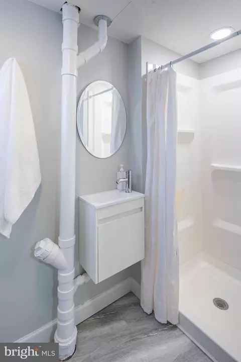 Bath - 3538 Elmora Ave, Baltimore, MD 21213 photo 4 of 5