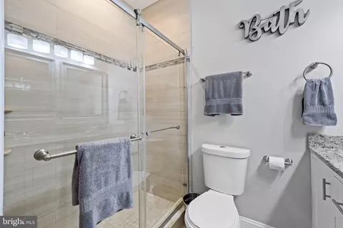 Bath - 222 S Bouldin St S, Baltimore, MD 21224 photo 2 of 5