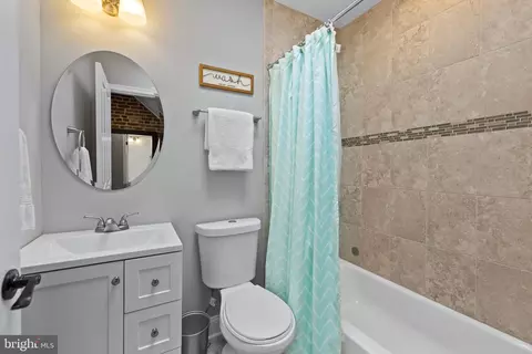 Bath - 222 S Bouldin St S, Baltimore, MD 21224 photo 3 of 5