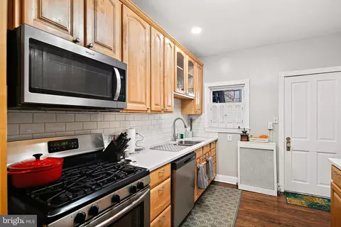 Entry Way - 1211 Hull St, Baltimore, MD 21230 photo 5 of 10
