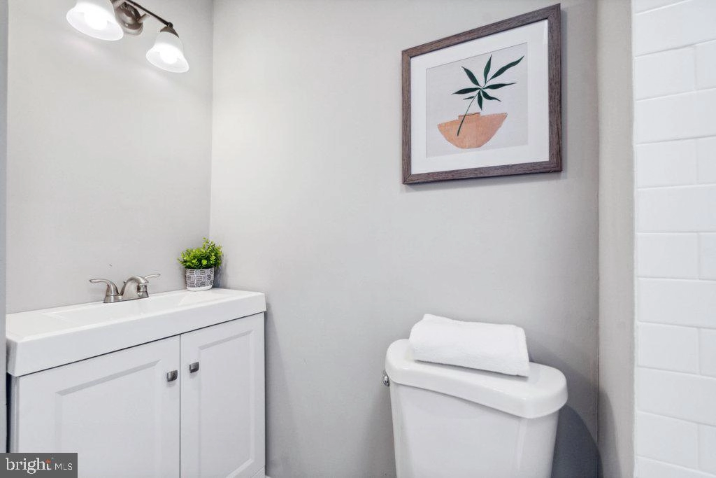 Bath - 1313 Weldon Ave, Baltimore, MD 21211 photo 4 of 5