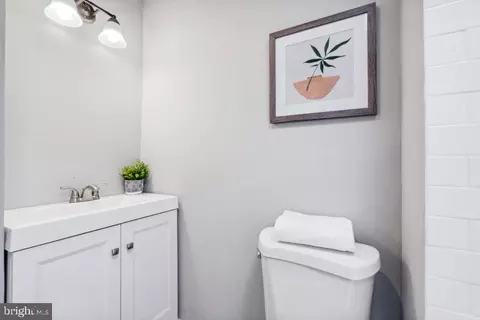 Bath - 1313 Weldon Ave, Baltimore, MD 21211 photo 4 of 5