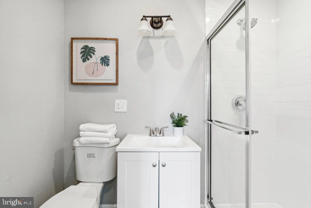 Bath - 1313 Weldon Ave, Baltimore, MD 21211 photo 5 of 5