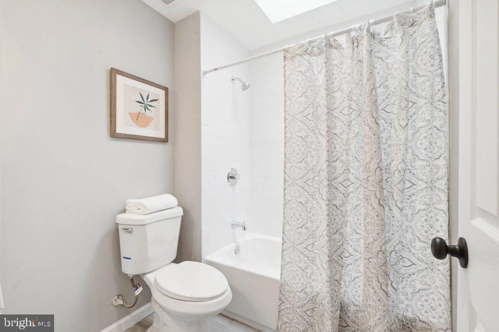 Bath - 1313 Weldon Ave, Baltimore, MD 21211 photo 3 of 5
