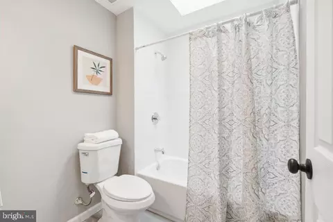 Bath - 1313 Weldon Ave, Baltimore, MD 21211 photo 3 of 5