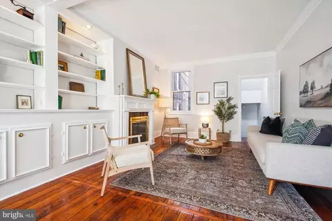 Living - 814 William St, Baltimore, MD 21230 photo 2 of 4