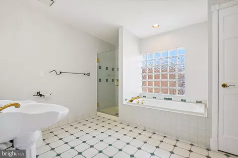 Bath - 814 William St, Baltimore, MD 21230 photo 4 of 7