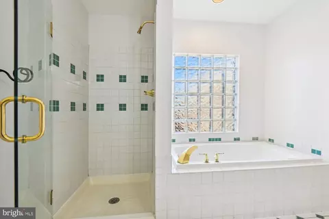 Bath - 814 William St, Baltimore, MD 21230 photo 5 of 7
