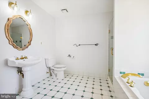 Bath - 814 William St, Baltimore, MD 21230 photo 6 of 7