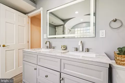 Bath - 814 William St, Baltimore, MD 21230 photo 3 of 7