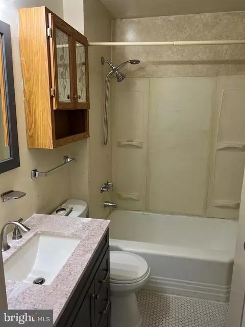 Bath - 4108 Brendan Ave, Baltimore, MD 21213 photo 1 of 2