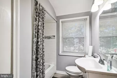 Bath - 1305 Silverthorne Rd, Baltimore, MD 21239 photo 2 of 3