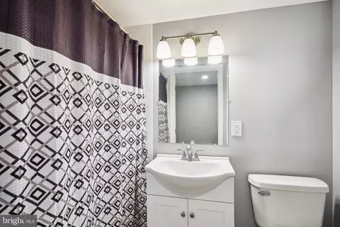 Bath - 1305 Silverthorne Rd, Baltimore, MD 21239 photo 1 of 3