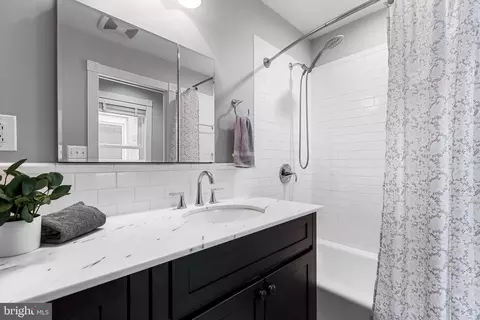 Bath - 218 Warren Ave, Baltimore, MD 21230 photo 1 of 2
