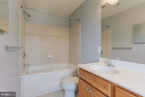 Bath - 831 12 Mchenry St, Baltimore, MD 21230 photo 3 of 4