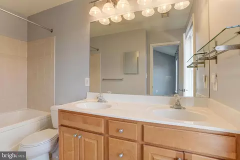 Bath - 831 12 Mchenry St, Baltimore, MD 21230 photo 4 of 4