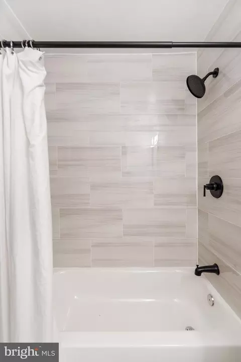 Bath - 4315 Davis Ave, Baltimore, MD 21229 photo 3 of 5