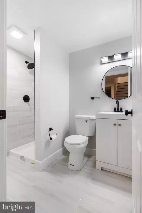 Bath - 4315 Davis Ave, Baltimore, MD 21229 photo 4 of 5