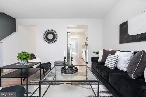 Entry Way - 4315 Davis Ave, Baltimore, MD 21229 photo 1 of 6