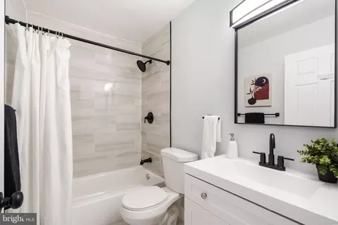 Bath - 4315 Davis Ave, Baltimore, MD 21229 photo 2 of 5