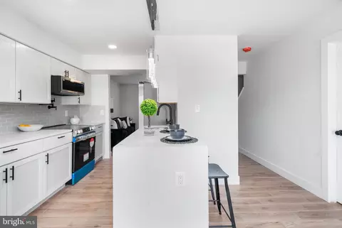 Entry Way - 4315 Davis Ave, Baltimore, MD 21229 photo 4 of 6