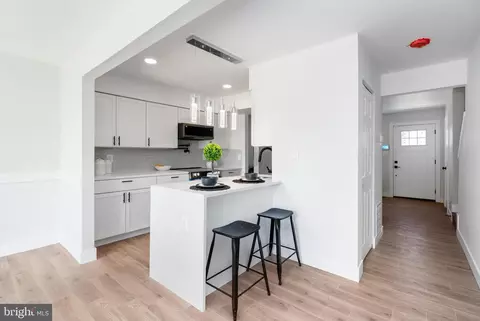 Entry Way - 4315 Davis Ave, Baltimore, MD 21229 photo 5 of 6