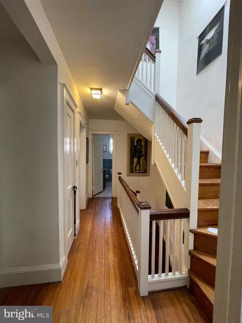 Entry Way - 232 E University Pkwy, Baltimore, MD 21218 photo 4 of 12