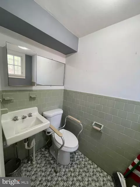 Bath - 232 E University Pkwy, Baltimore, MD 21218 photo 3 of 13