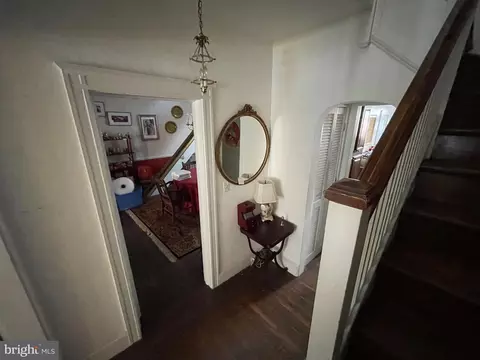 Entry Way - 232 E University Pkwy, Baltimore, MD 21218 photo 2 of 12