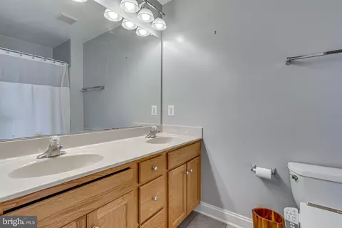 Bath - 412 Scott St, Baltimore, MD 21230 photo 2 of 3