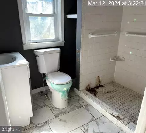 Bath - 4411 Glenarm Ave, Baltimore, MD 21206 photo 2 of 4