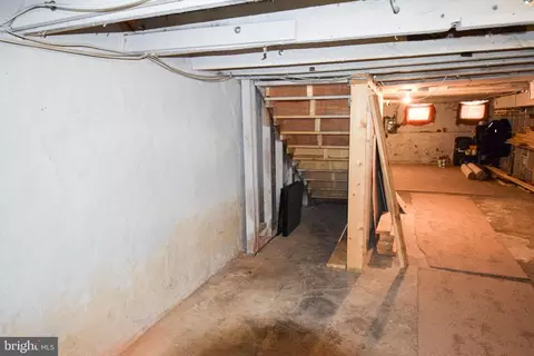 Entry Way - 2106 E Lafayette Ave, Baltimore, MD 21213 photo 14 of 16