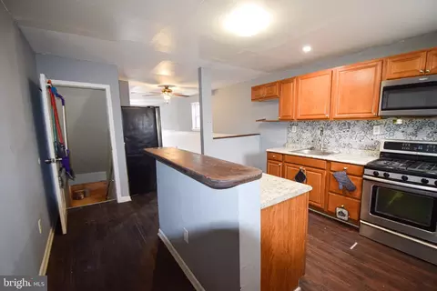 Entry Way - 2106 E Lafayette Ave, Baltimore, MD 21213 photo 7 of 16