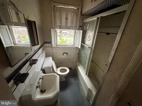 Bath - 3735 Clarinth Rd, Baltimore, MD 21215 photo 1 of 1