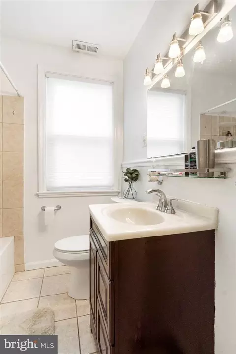 Bath - 1619 Shadyside Rd, Baltimore, MD 21218 photo 2 of 4