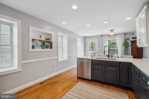 Entry Way - 236 S Collington Ave, Baltimore, MD 21231 photo 4 of 8