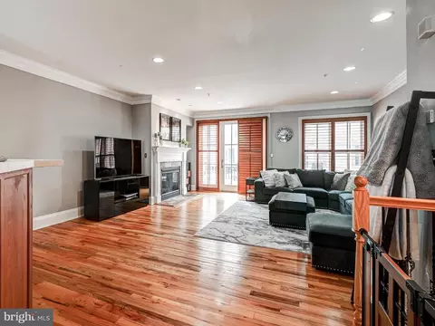 Living - 1207 Dockside Cir, Baltimore, MD 21224 photo 2 of 4