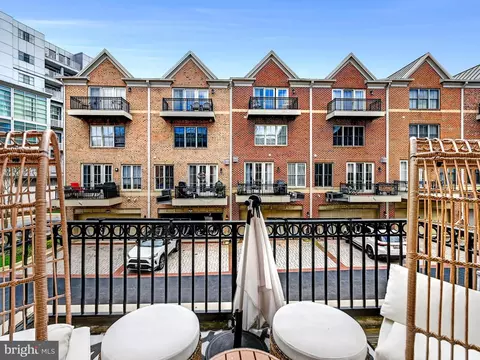Exterior - 1207 Dockside Cir, Baltimore, MD 21224 photo 6 of 12