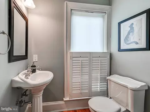 Bath - 1207 Dockside Cir, Baltimore, MD 21224 photo 1 of 6