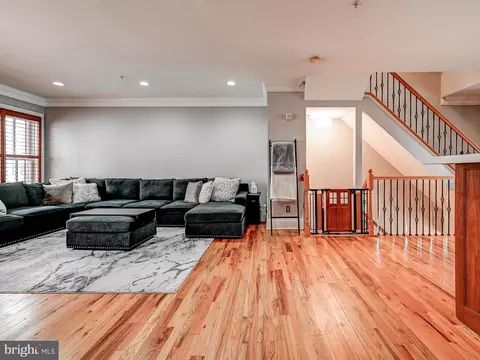 Living - 1207 Dockside Cir, Baltimore, MD 21224 photo 3 of 4