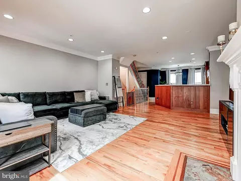 Living - 1207 Dockside Cir, Baltimore, MD 21224 photo 4 of 4