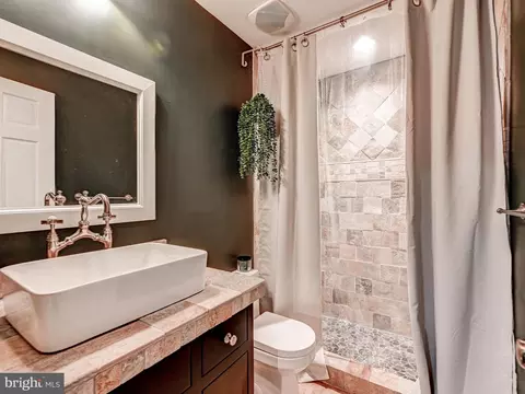 Bath - 1207 Dockside Cir, Baltimore, MD 21224 photo 5 of 6