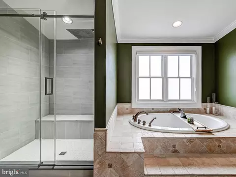 Bath - 1207 Dockside Cir, Baltimore, MD 21224 photo 3 of 6