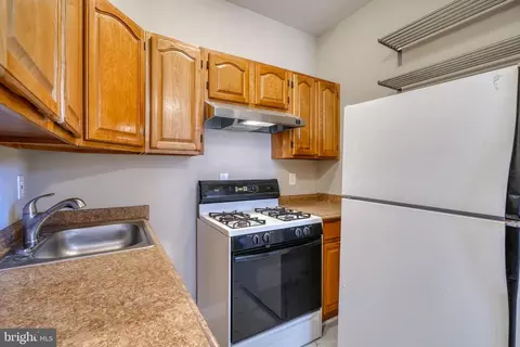 Kitchen - 951 Brooks Ln #1A, Baltimore, MD 21217 photo 2 of 3