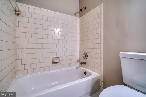 Bath - 951 Brooks Ln #1A, Baltimore, MD 21217 photo 3 of 4