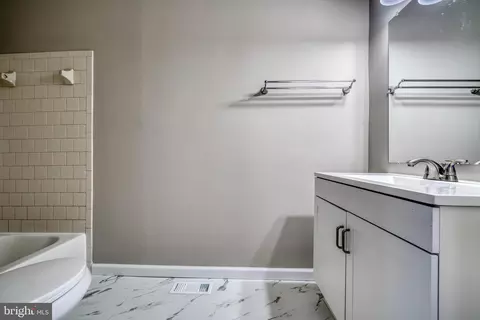 Entry Way - 951 Brooks Ln #1A, Baltimore, MD 21217 photo 5 of 6