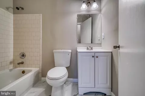 Bath - 951 Brooks Ln #1A, Baltimore, MD 21217 photo 1 of 4