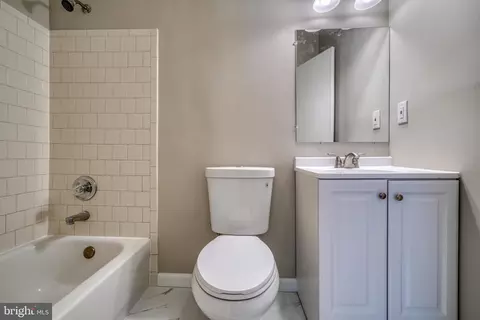 Bath - 951 Brooks Ln #1A, Baltimore, MD 21217 photo 2 of 4