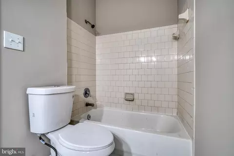 Bath - 951 Brooks Ln #1A, Baltimore, MD 21217 photo 4 of 4